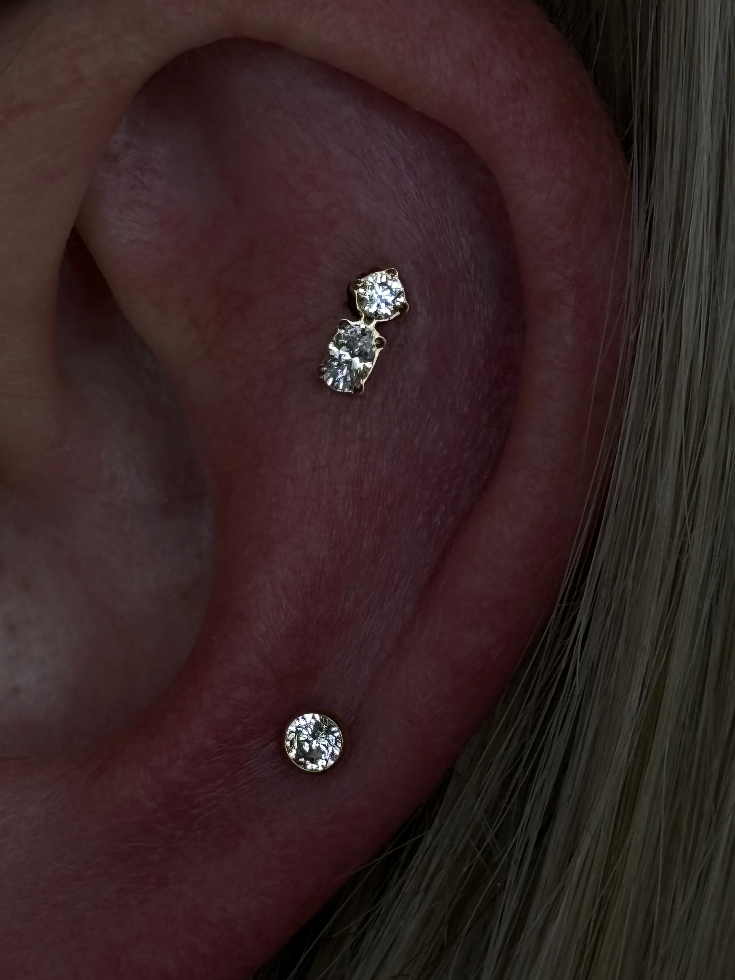 Double stacked crystal helix studs with single round bezel crystal lobe