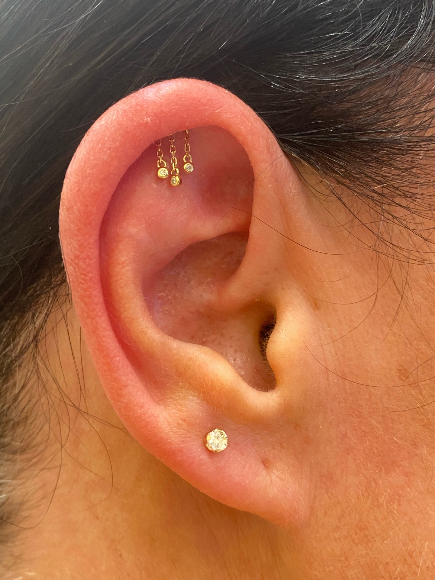 Helix chain drop and lobe stud piercing